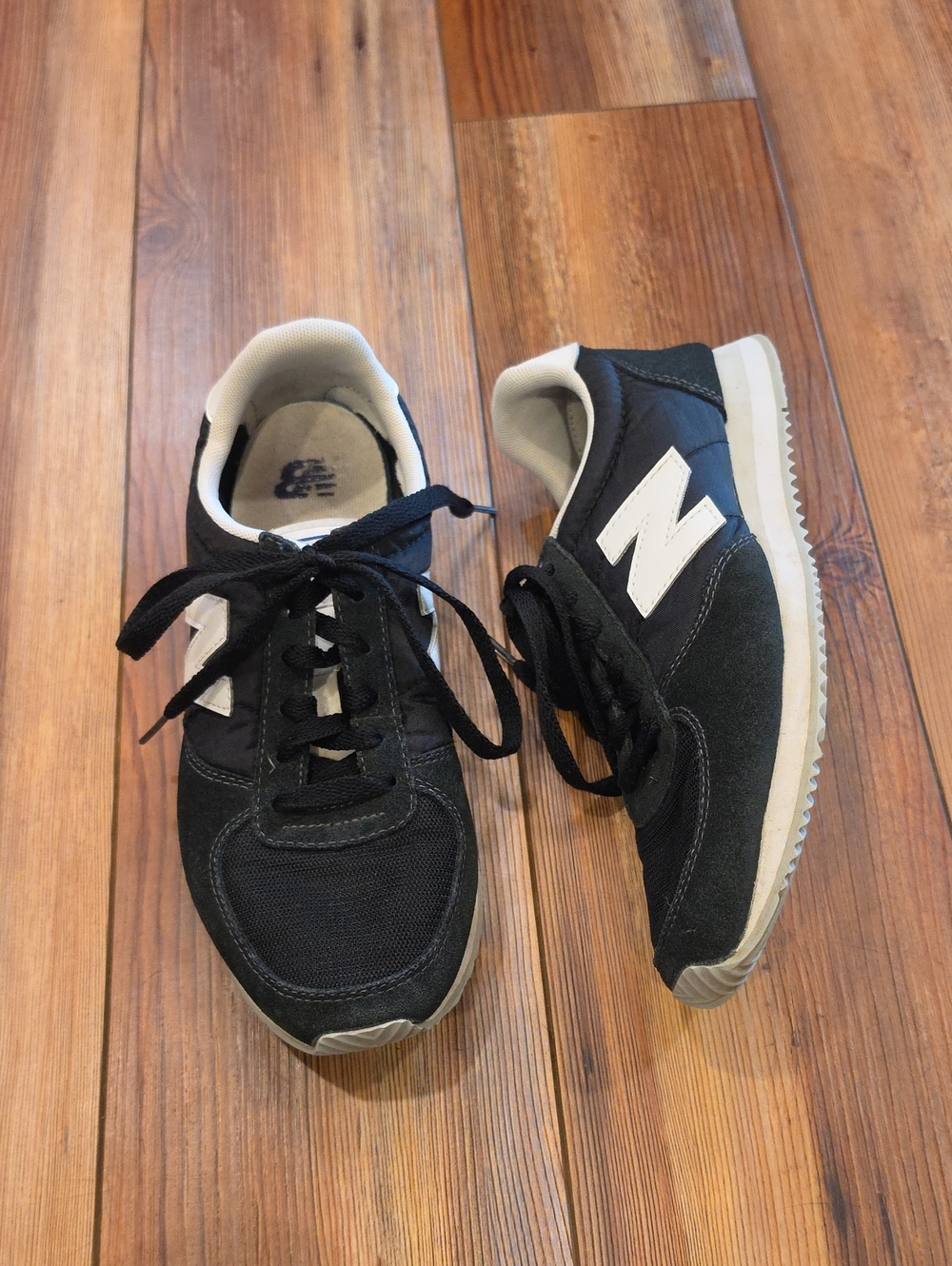 New Balance Men’s Black & White Casual Runner Sneakers